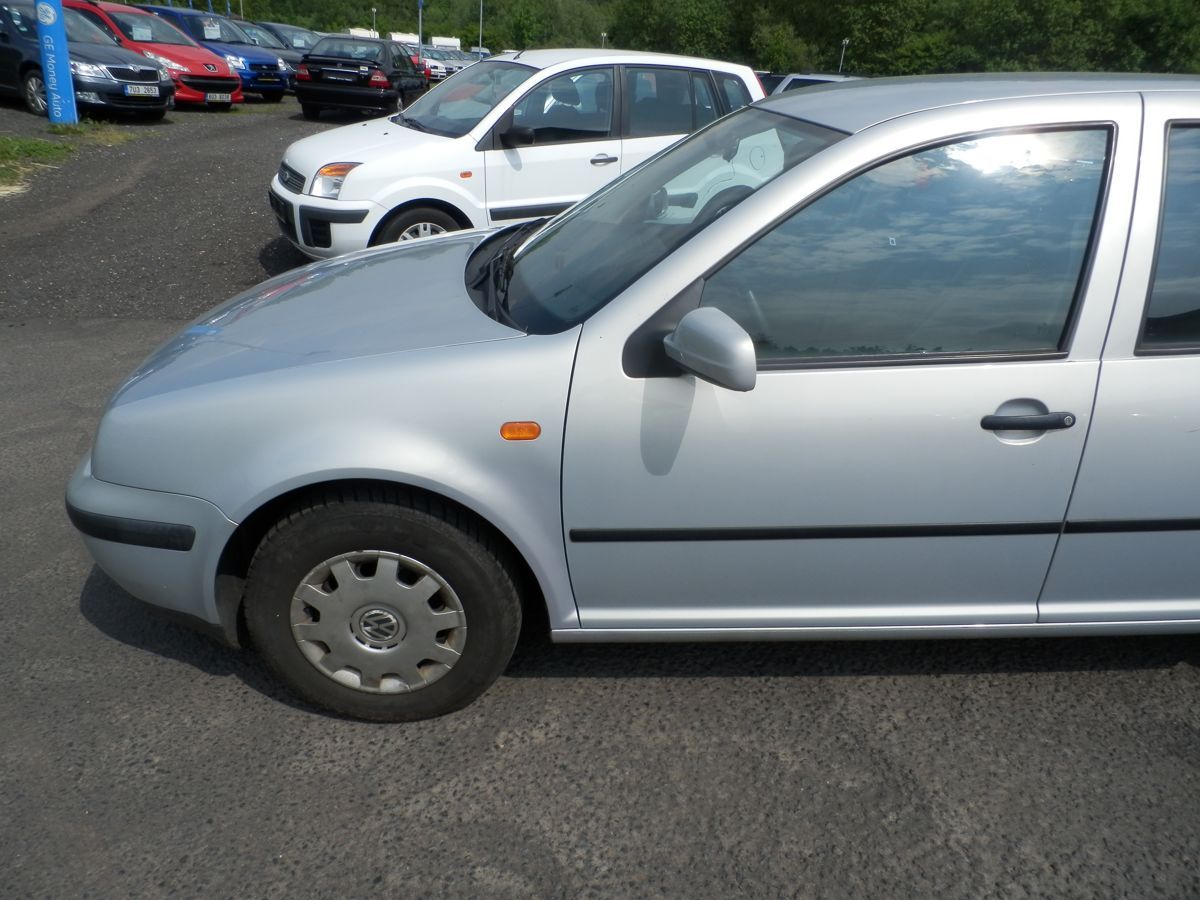 Volkswagen Golf, 1,4 16V KLIMA - fotka 4