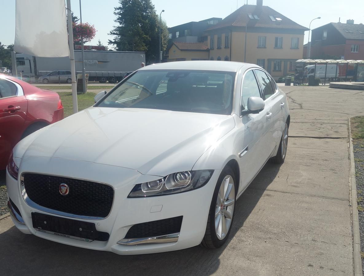 Jaguar XF, Prestige 2,0 l i4D Aut. - fotka 2