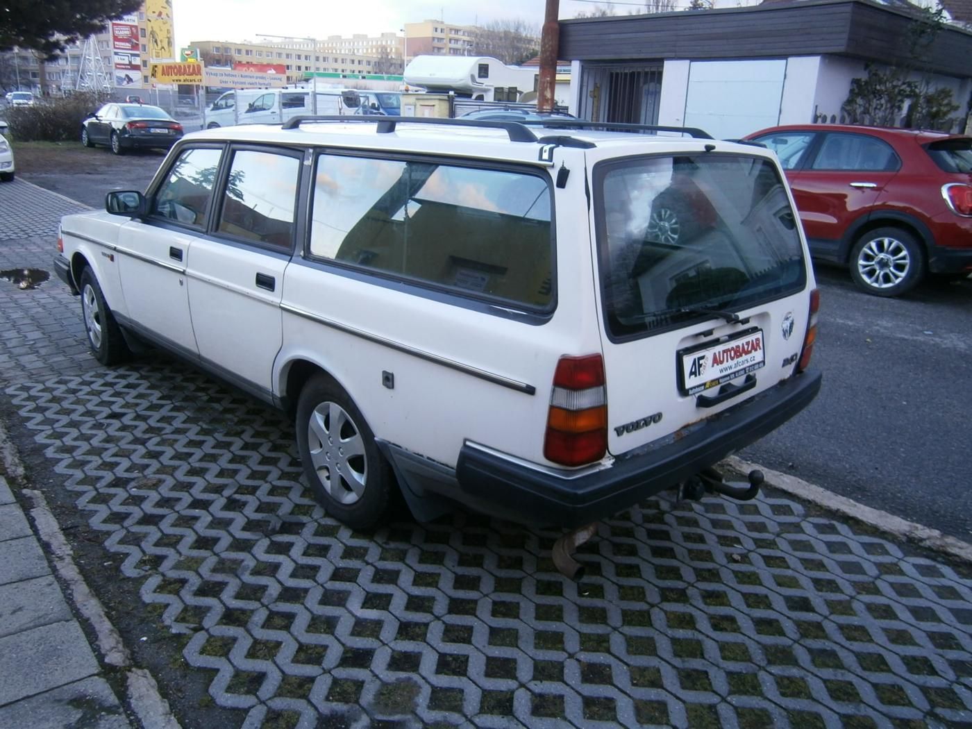 Volvo 240, 2,3 85KW NA RENOVACI - fotka 4