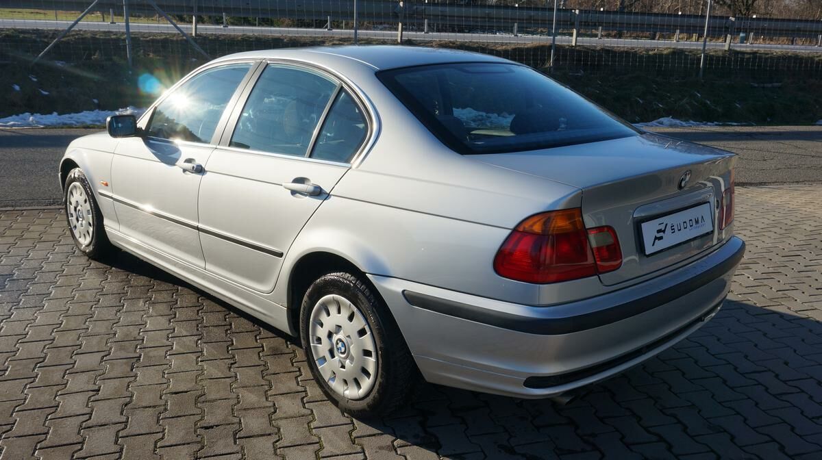 BMW Řada 3, 320i - fotka 5