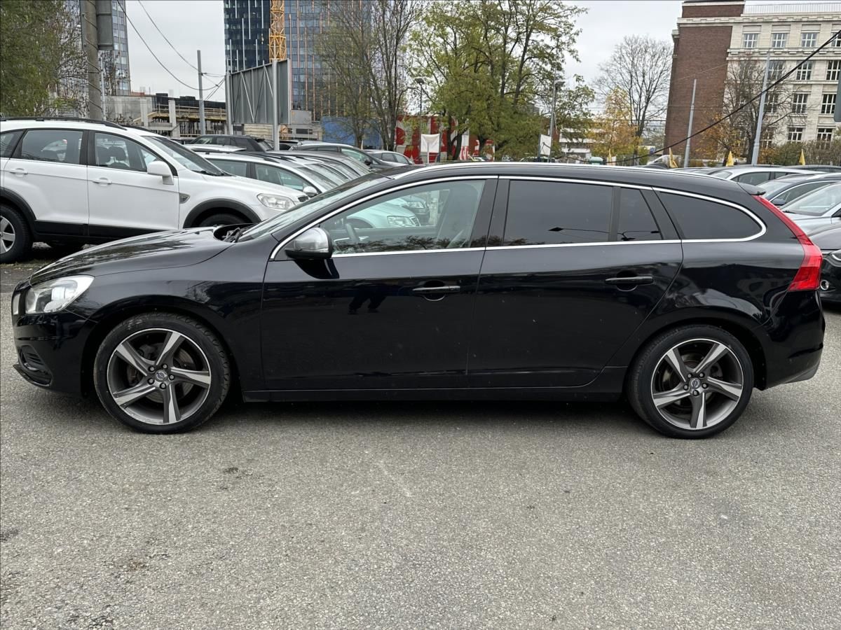 Volvo V60, 2,4 158kw+R.design+manual ! - fotka 4