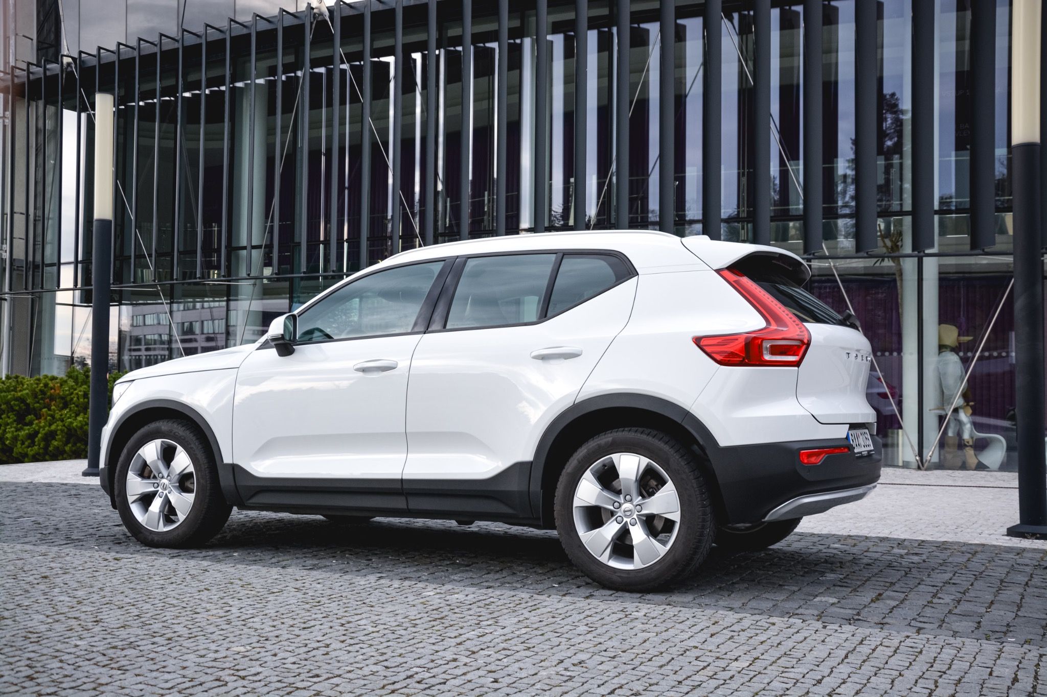 Volvo XC40, 2,0 D3 DRIVE-E MomentumPRO 4x4 - fotka 4