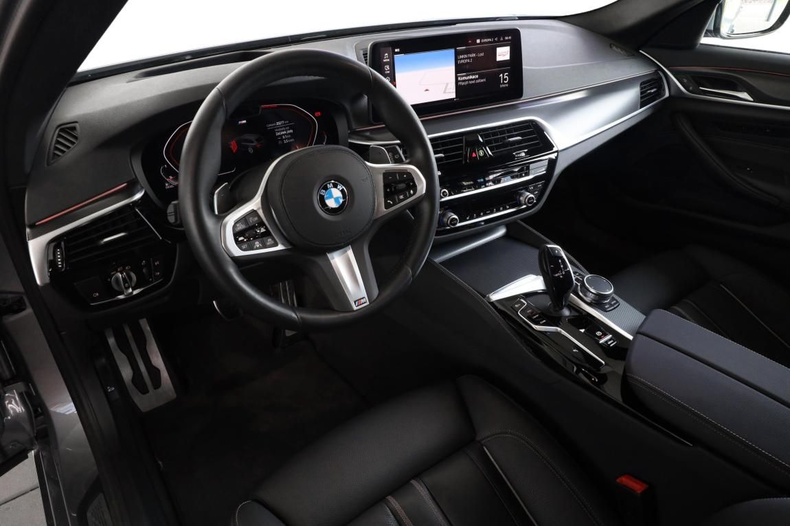 BMW Řada 5, 520d xDrive - fotka 2