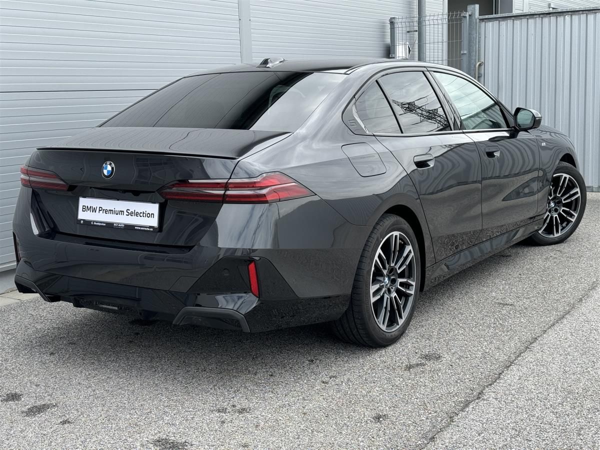BMW Řada 5, 520d xDrive Sedan - fotka 2