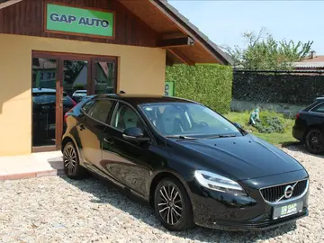 Volvo V40, 2.0 T2 ČR MOMENTUM