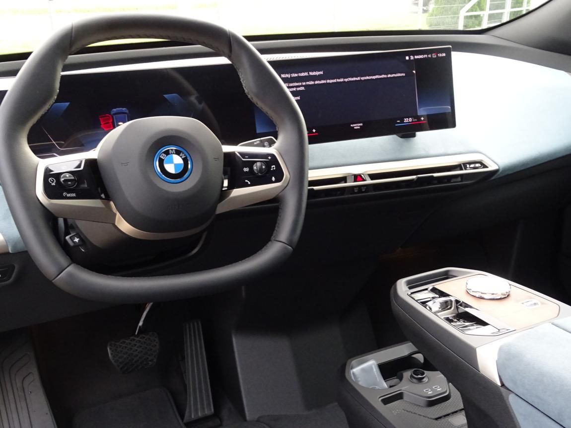 BMW iX, xDrive40 - fotka 6