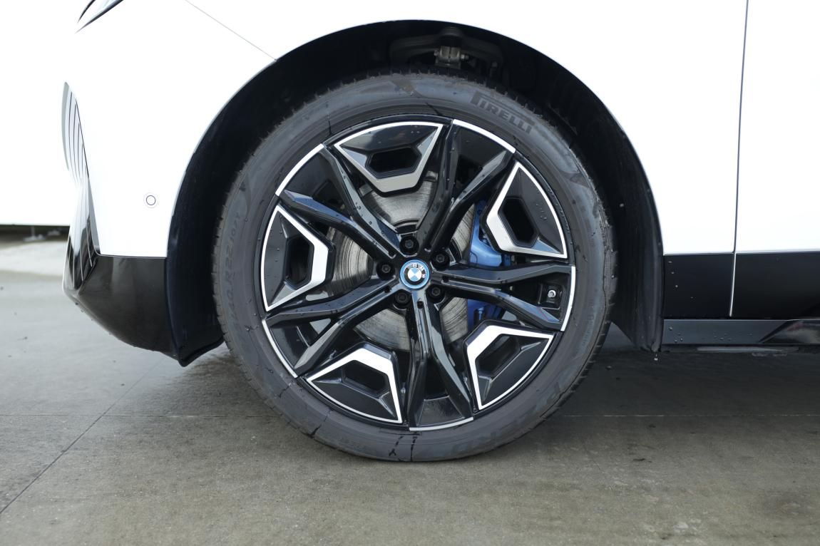 BMW iX, xDrive50 - fotka 3
