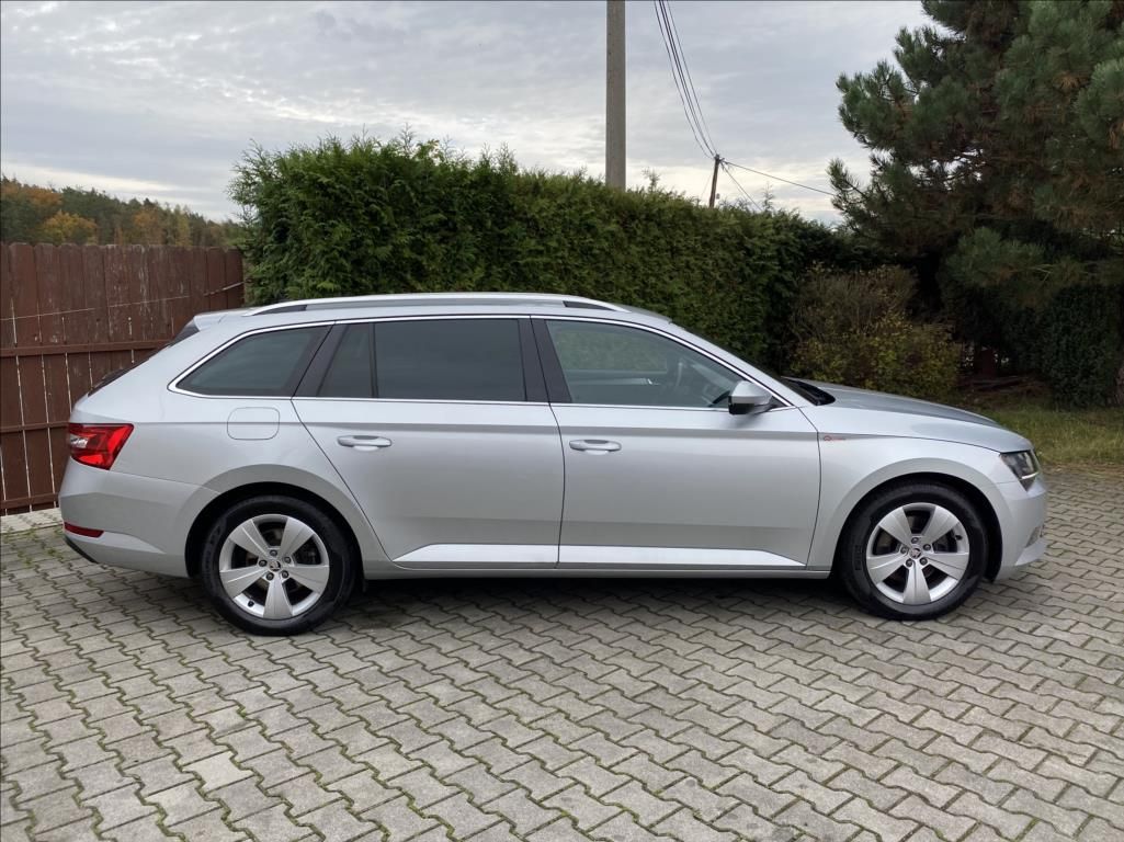 Škoda Superb, 2,0 TDi  EXECUTIVE / DSG / NAV - fotka 6