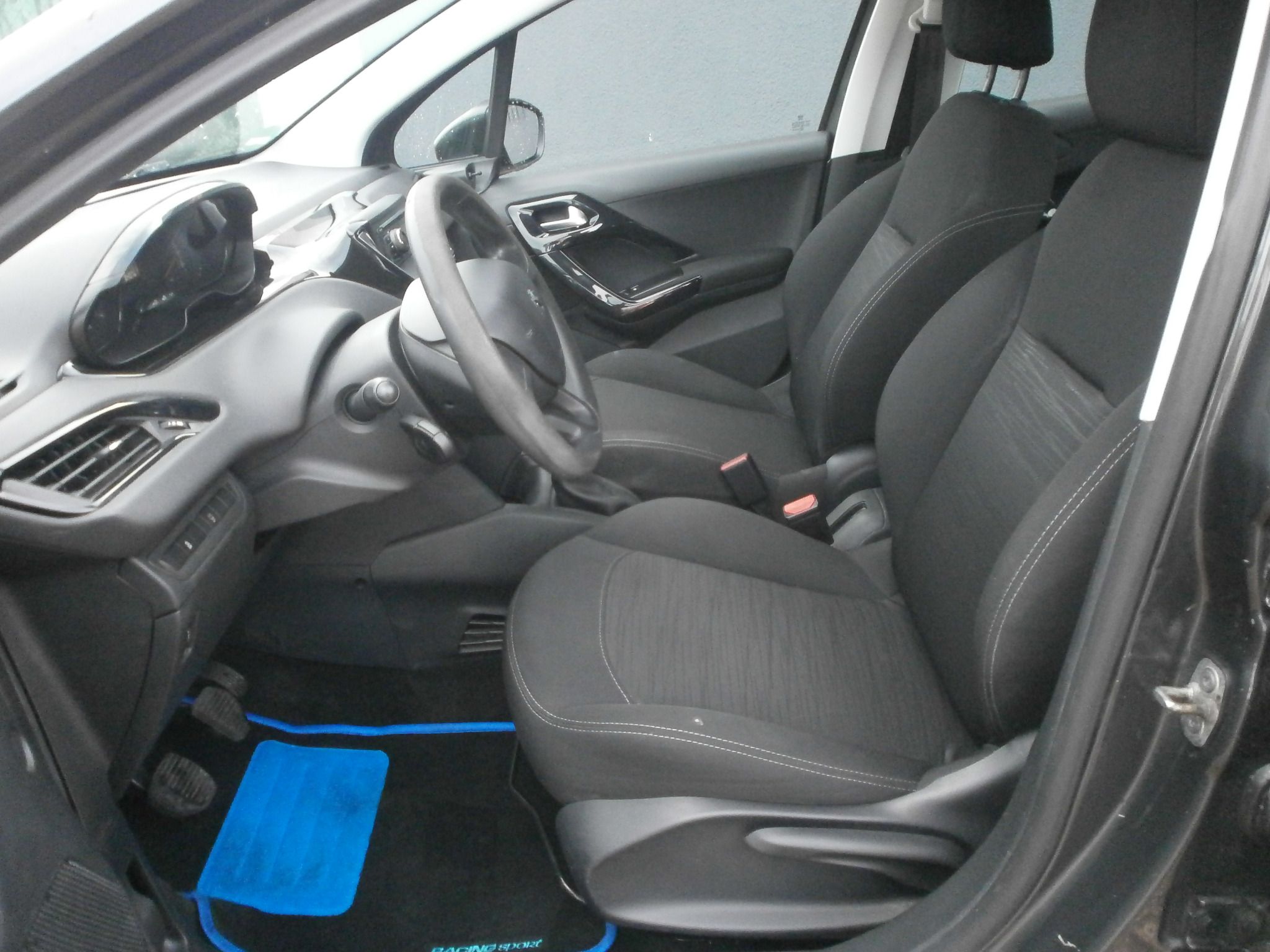 Peugeot 208, 1.0i-klima,servisní kniha! - fotka 2