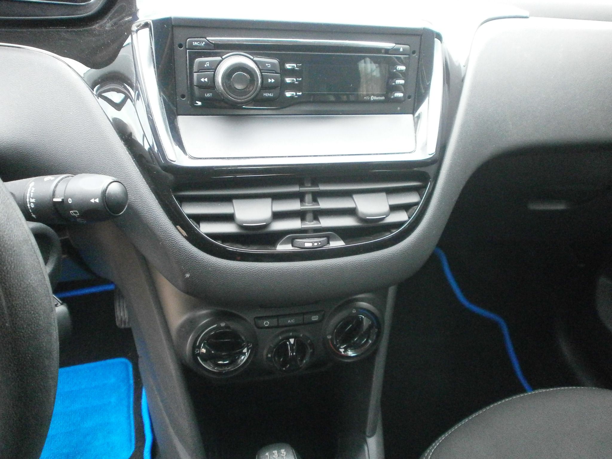 Peugeot 208, 1.0i-klima,servisní kniha! - fotka 3