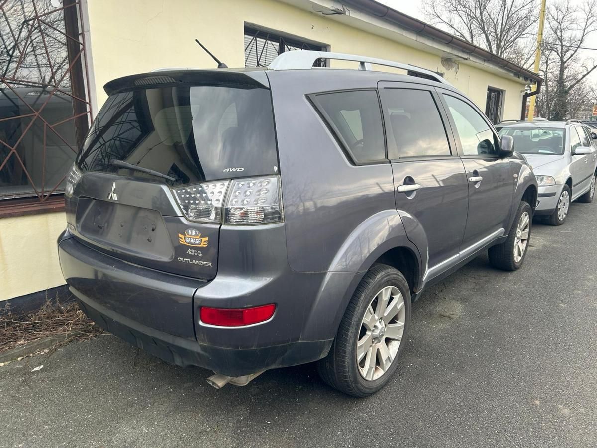Mitsubishi Outlander, 2.4 4x4 7 míst max. výbava - fotka 3
