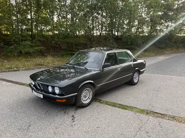 BMW Řada 5, 525i E28, airbag, palubák, ABS