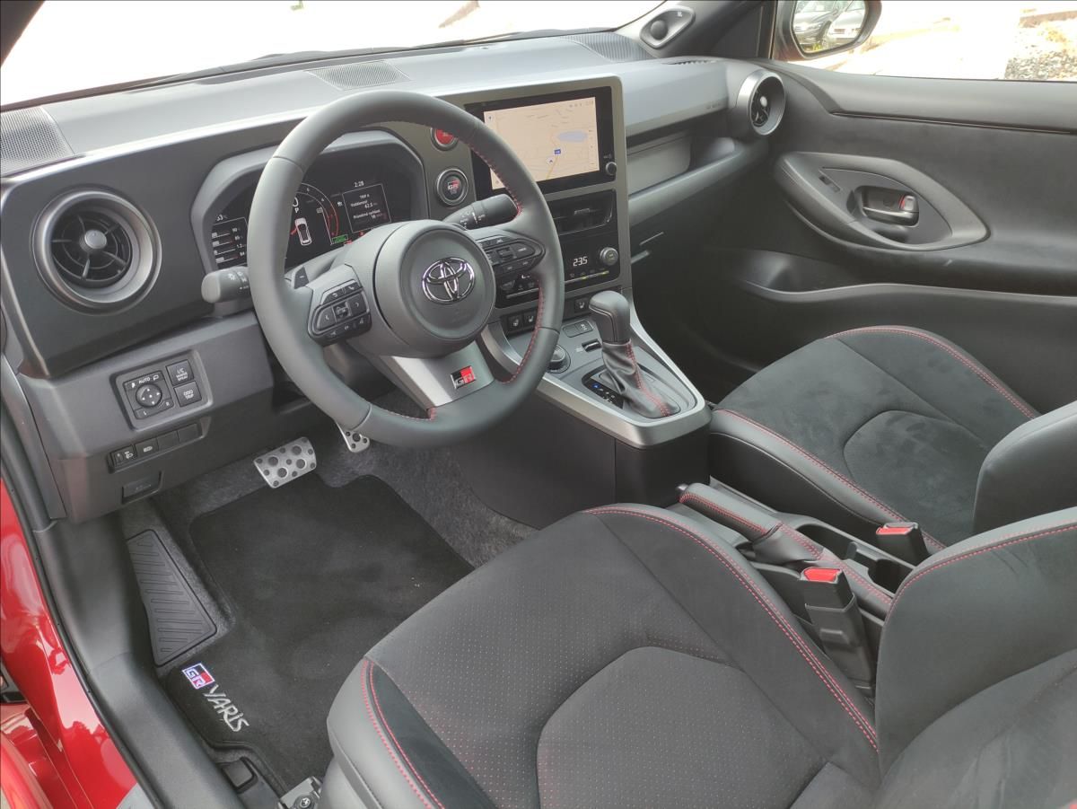 Toyota GR Yaris, 1,6 GR 8AT 4x4 FACELIFT *NOVÝ - fotka 5