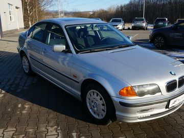 320i