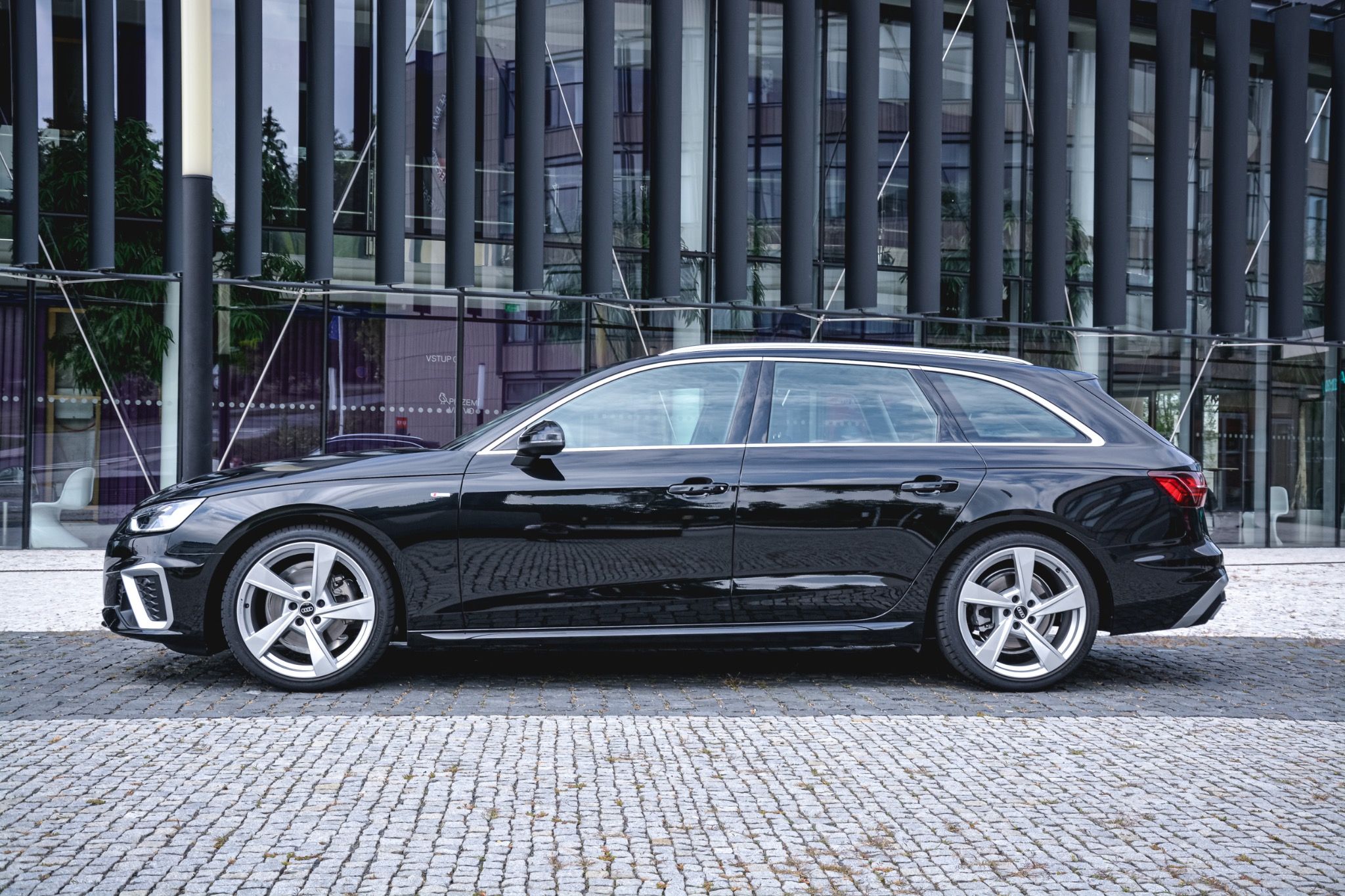 Audi A4 Avant, S line 35 TFSI 110 kW - fotka 2