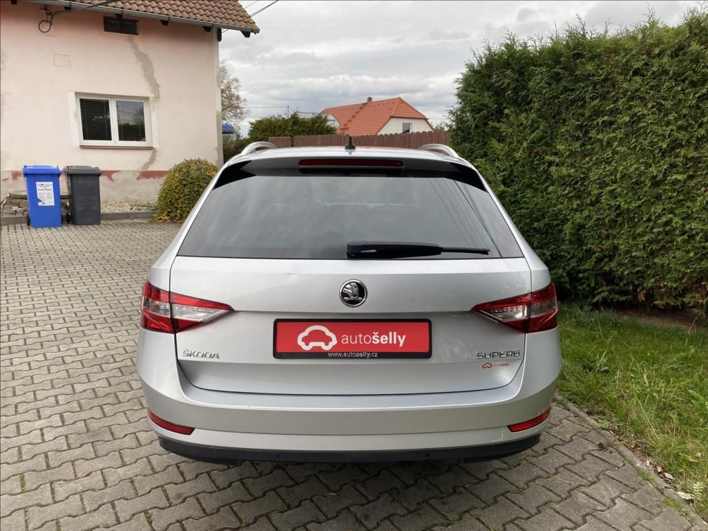 Škoda Superb, 2,0 TDi  EXECUTIVE / DSG / NAV - fotka 4