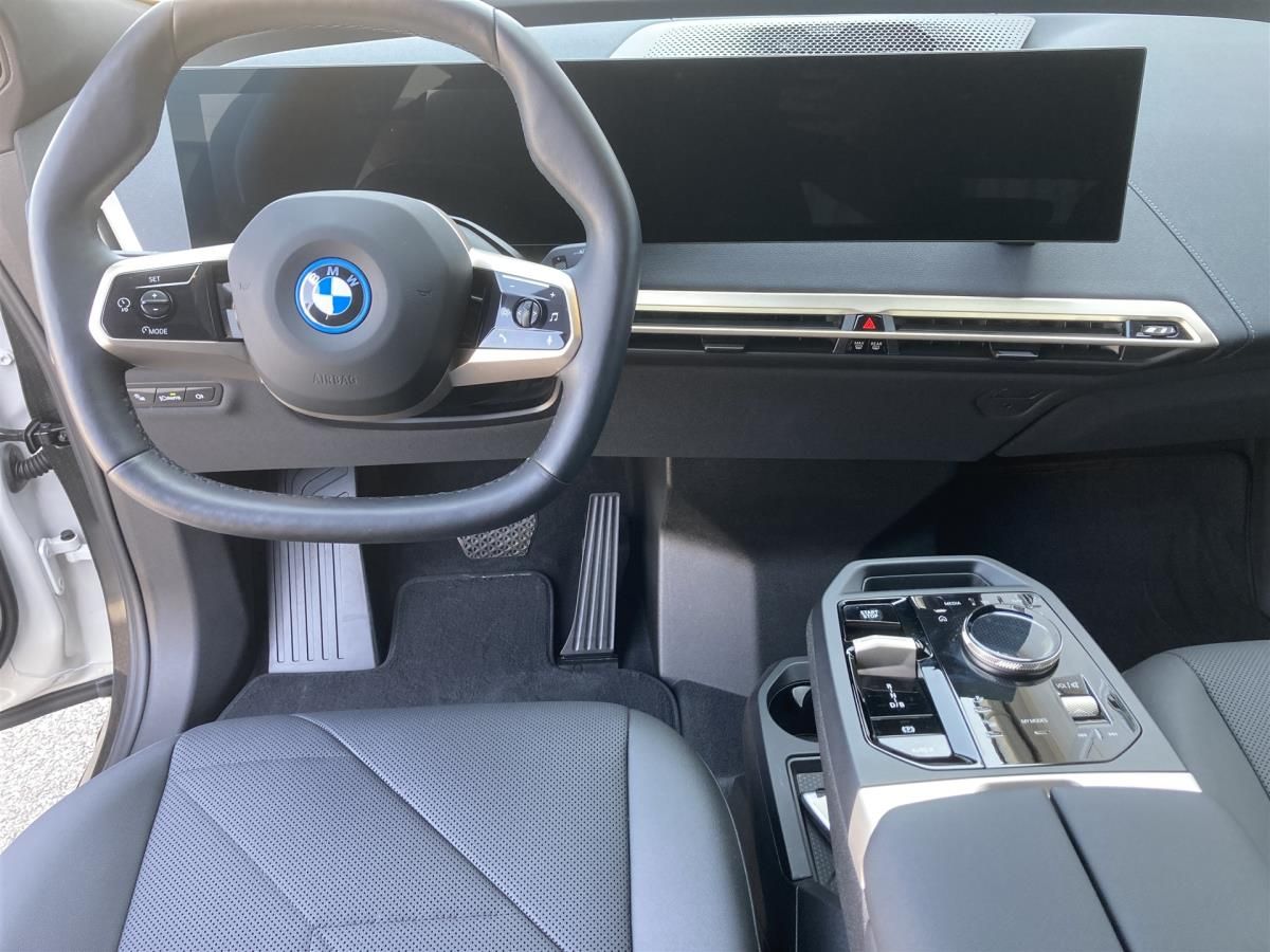BMW iX, xDrive40 - fotka 6