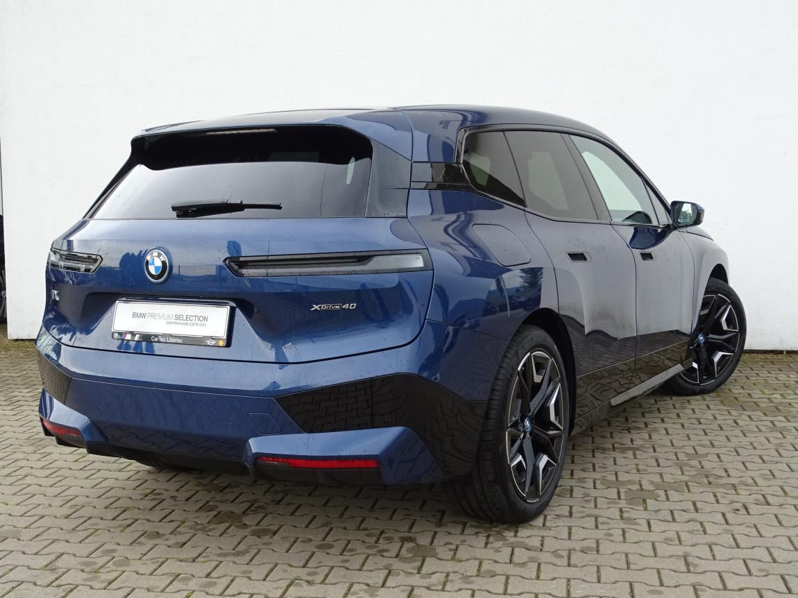 BMW iX, xDrive40 - fotka 3