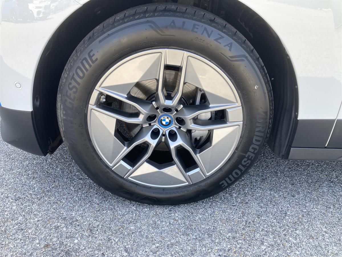 BMW iX, xDrive40 - fotka 4