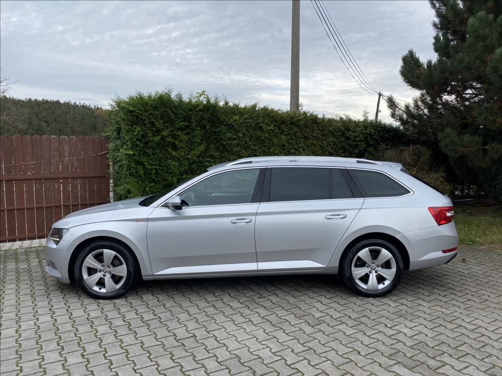 Škoda Superb, 2,0 TDi  EXECUTIVE / DSG / NAV - fotka 2
