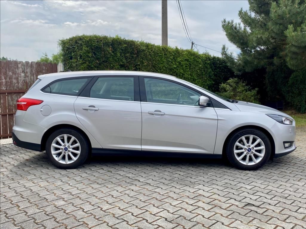 Ford Focus, 1,5 TDCi NAVI VÝHŘEV - fotka 6