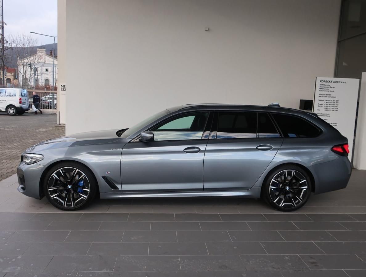 BMW Řada 5, 530d xDrive Touring M Sport - fotka 4