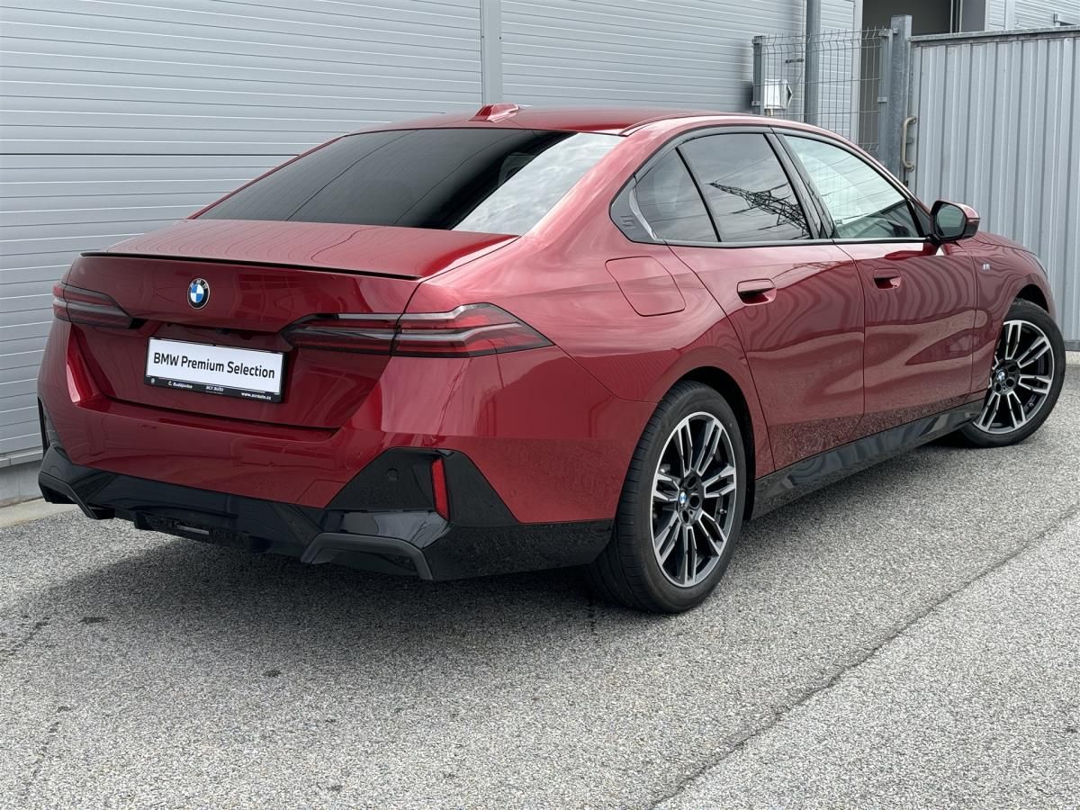 BMW Řada 5, 520d xDrive Sedan - fotka 2