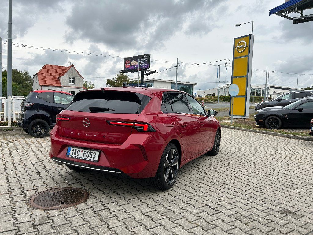 Opel Astra, Elegance 1,2 Turbo 81kW MT6 - fotka 4