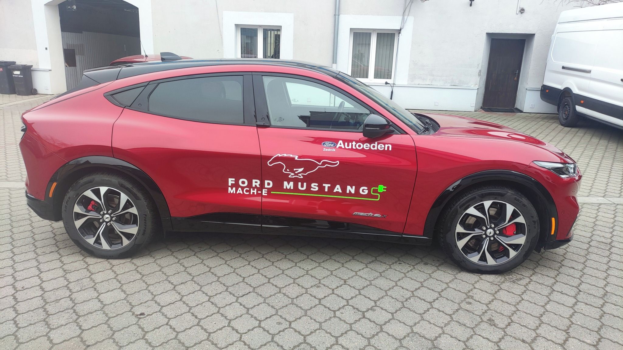 Ford Mustang Mach-E, prodloužený dojezd 4x4 - fotka 2