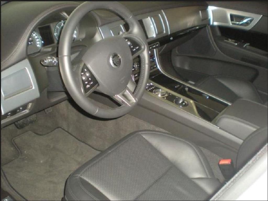 Jaguar XF, 2,2 Diesel SPORTBRAKE - fotka 4