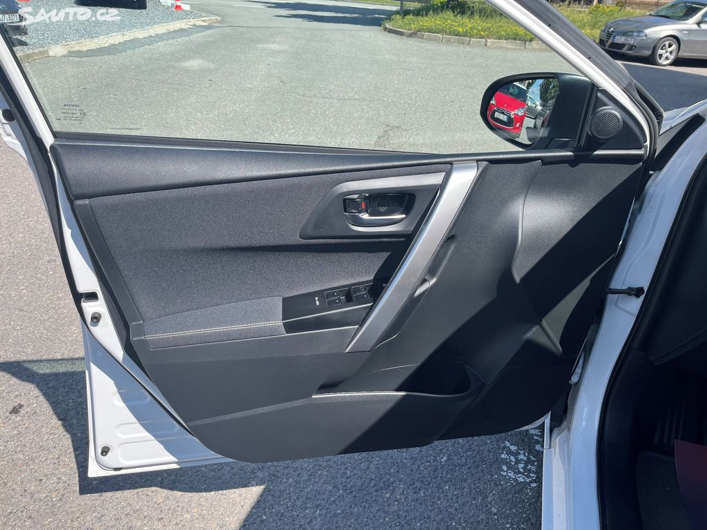 Toyota Auris, fotka 8