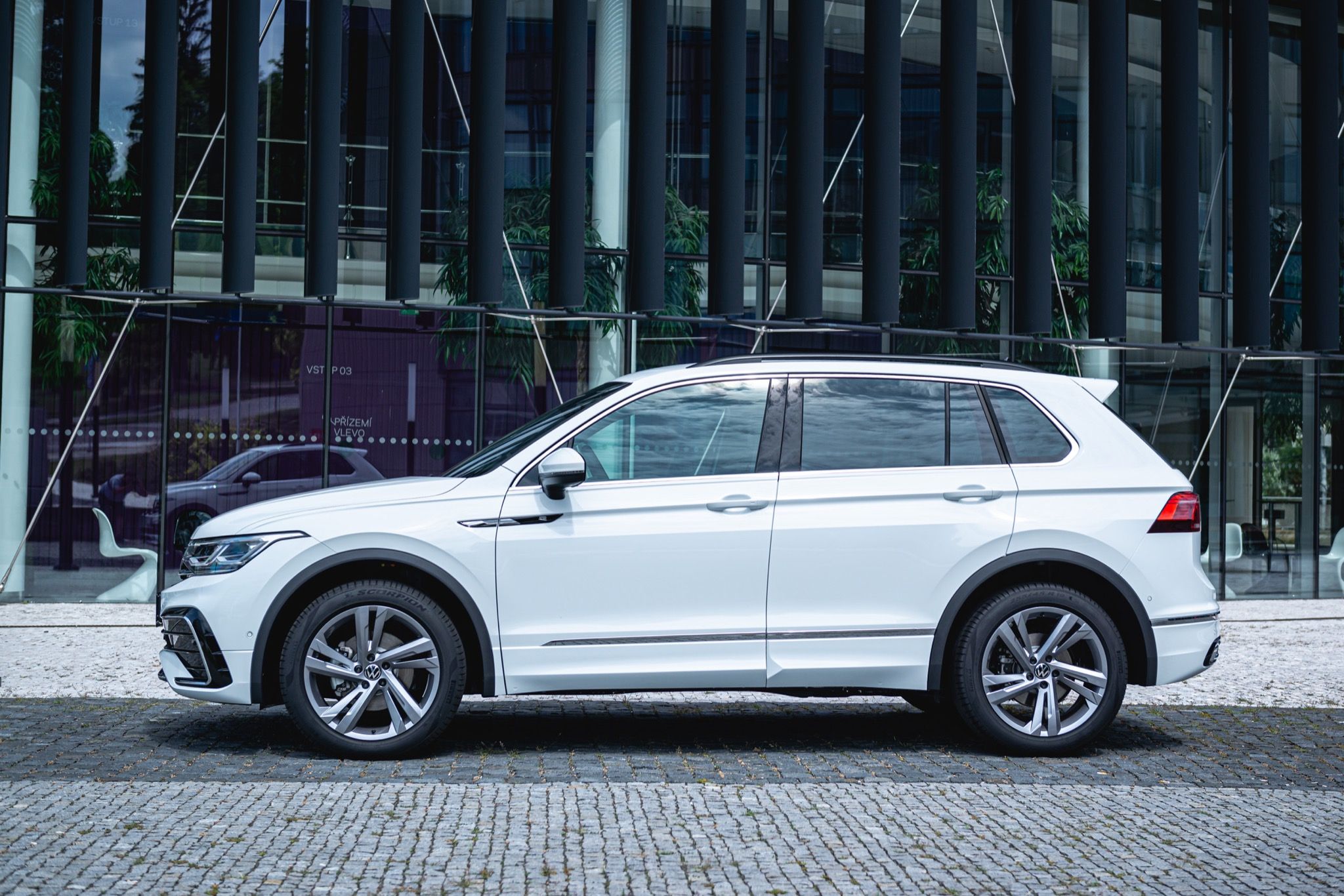 Volkswagen Tiguan, R-Line 2,0 TDI 110 kW 4M 7DSG - fotka 2