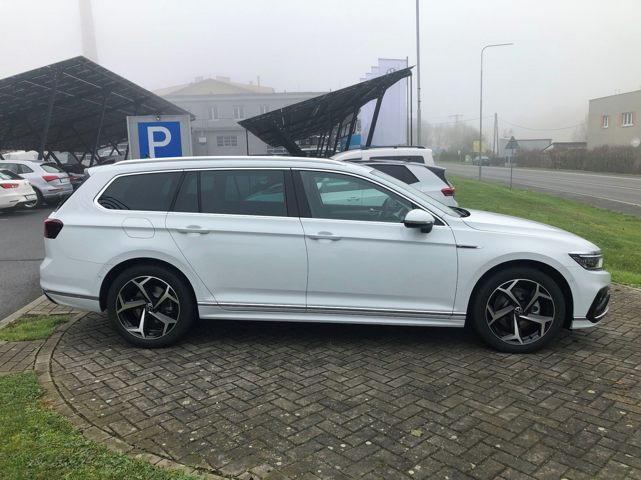 Volkswagen Passat Variant, R-Line 2,0 TDI - fotka 4