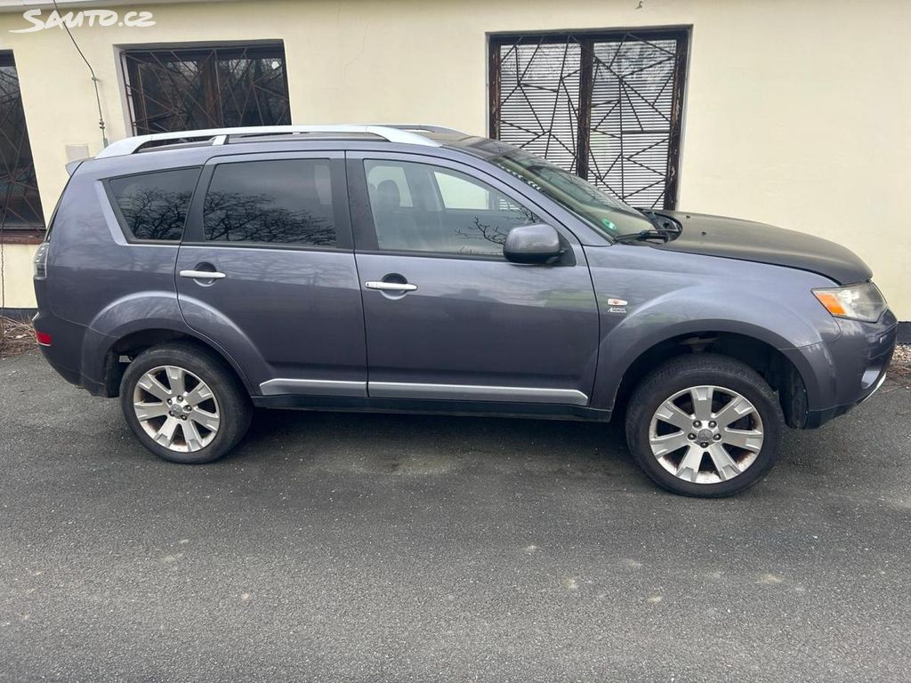 Mitsubishi Outlander, 2.4 4x4 7 míst max. výbava