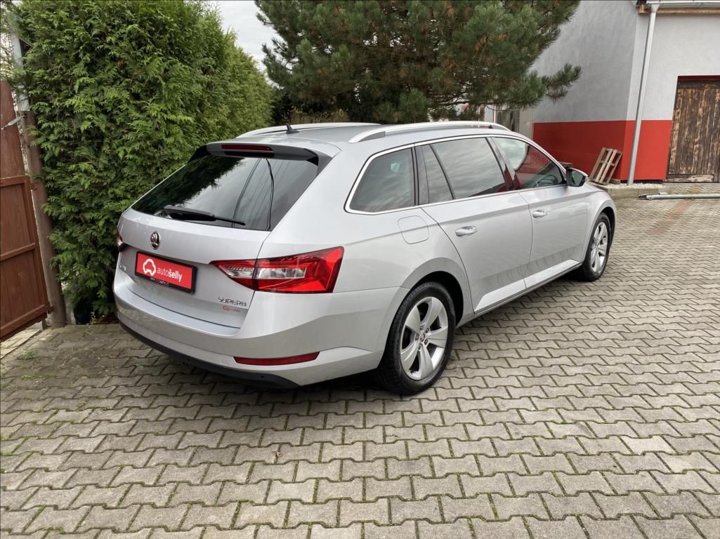 Škoda Superb, 2,0 TDi  EXECUTIVE / DSG / NAV - fotka 5