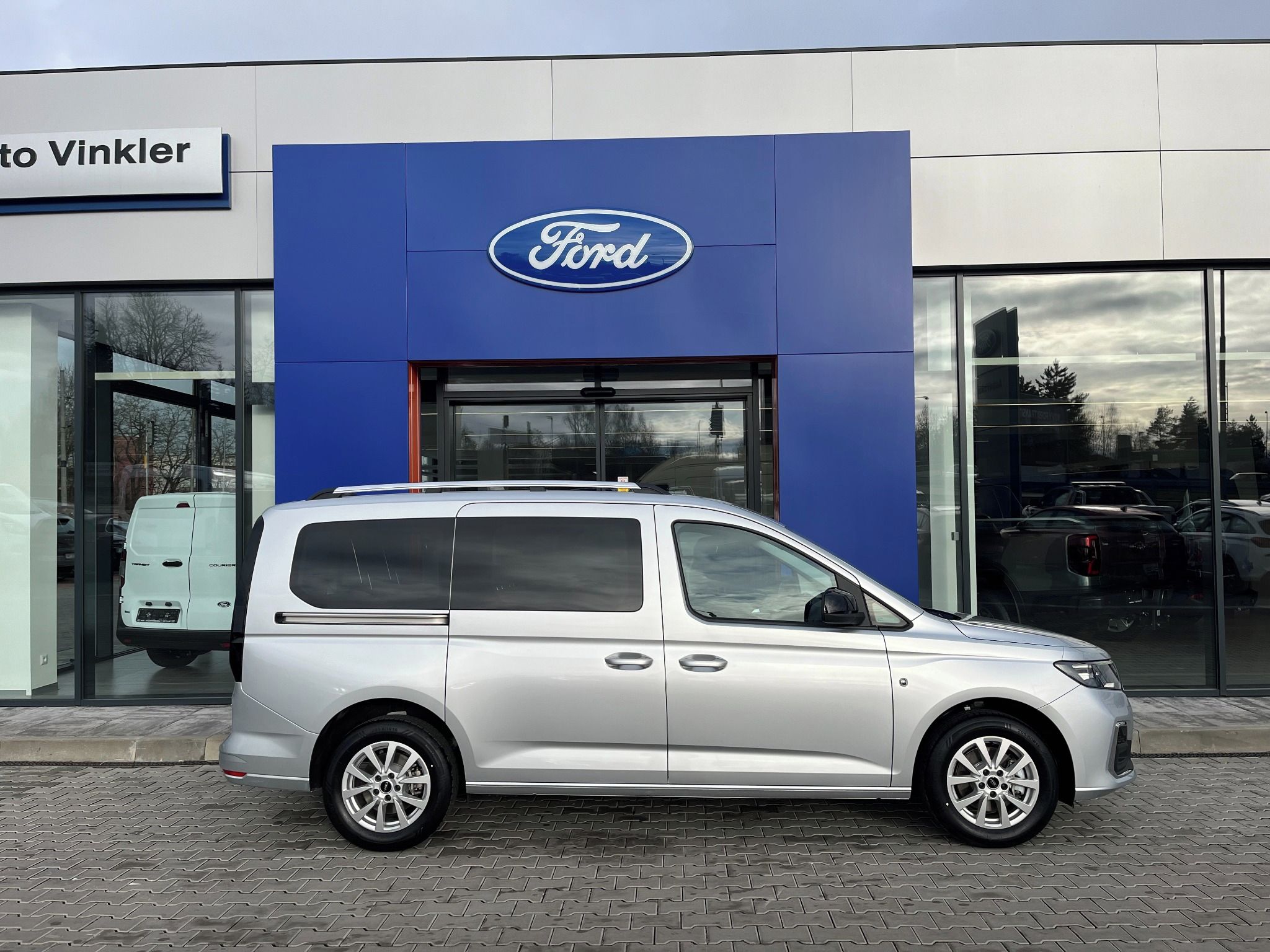 Ford Tourneo Connect, Titanium 1.5 Ecoboost 85kW, AT - fotka 3