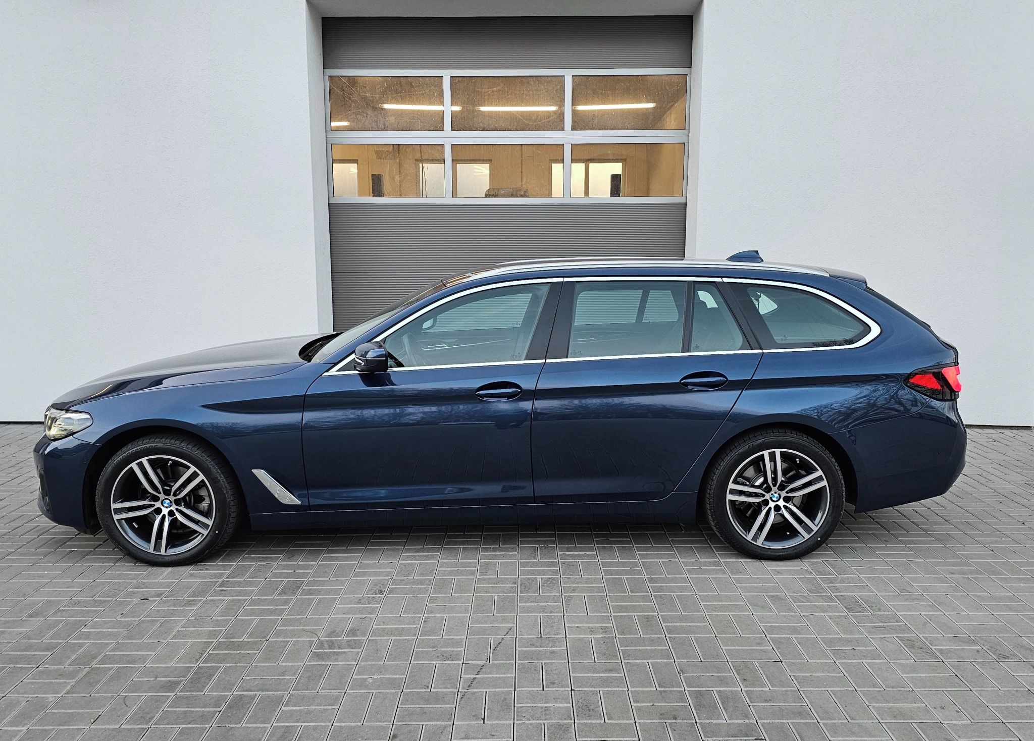 BMW Řada 5, 520d xDrive Touring - fotka 4