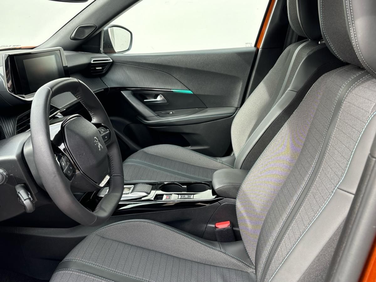 Peugeot 2008, e-ALLURE elektro dojezd 320 Km - fotka 6