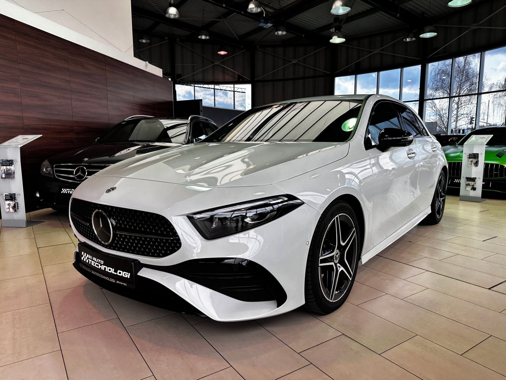 Mercedes-Benz Třídy A, 200d - fotka 2