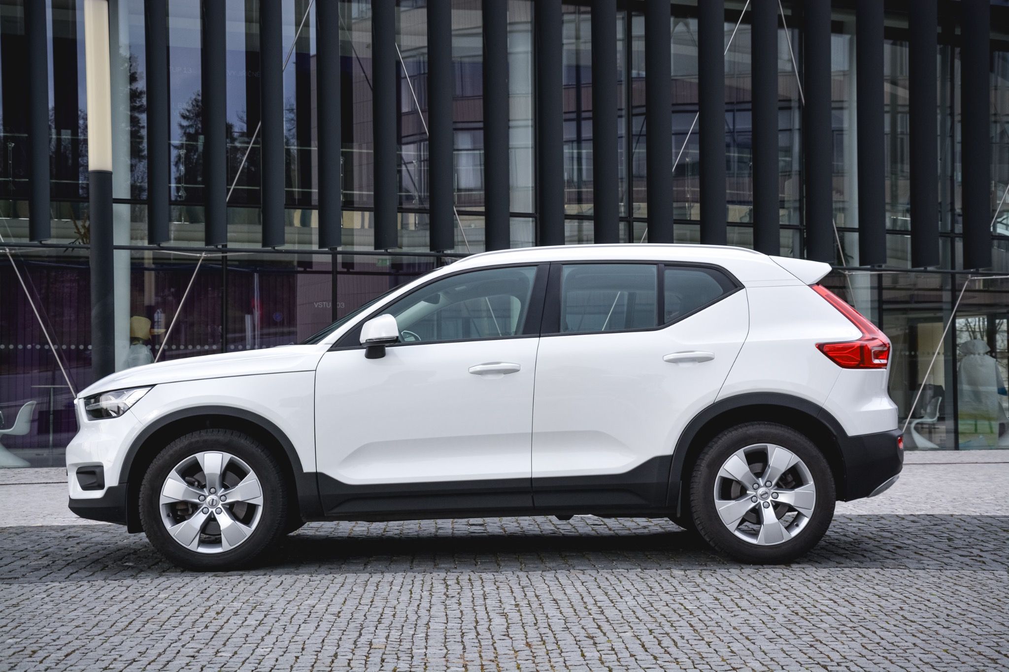 Volvo XC40, 2,0 D3 DRIVE-E MomentumPRO 4x4 - fotka 2