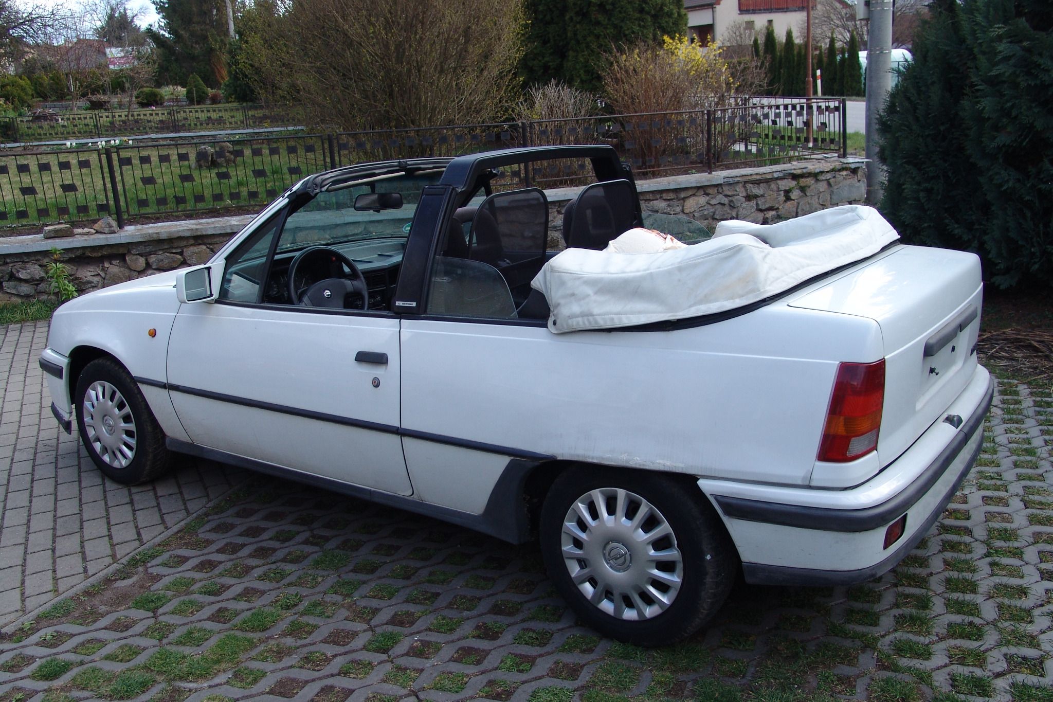 Opel Kadett, 1.6i Cabrio Bertone - fotka 4