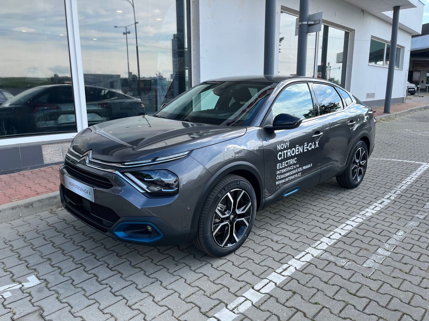 Citroën ë-C4 X, C4 X Elektromotor 100kW/136k S