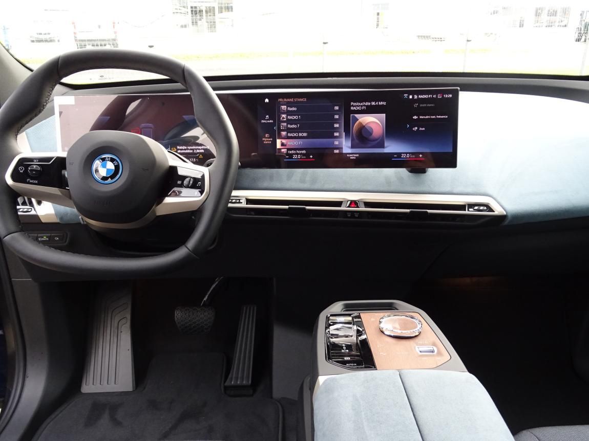BMW iX, xDrive40 - fotka 4