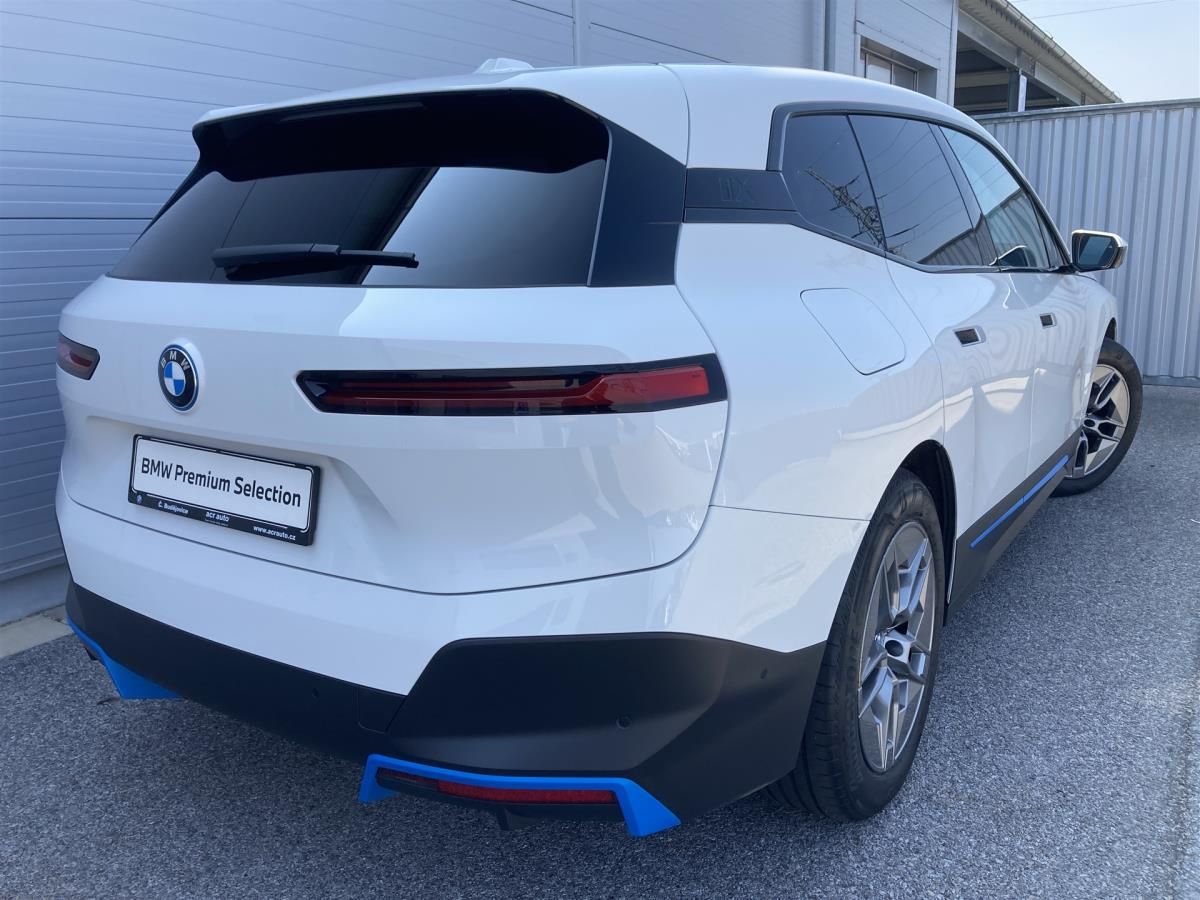 BMW iX, xDrive40 - fotka 2