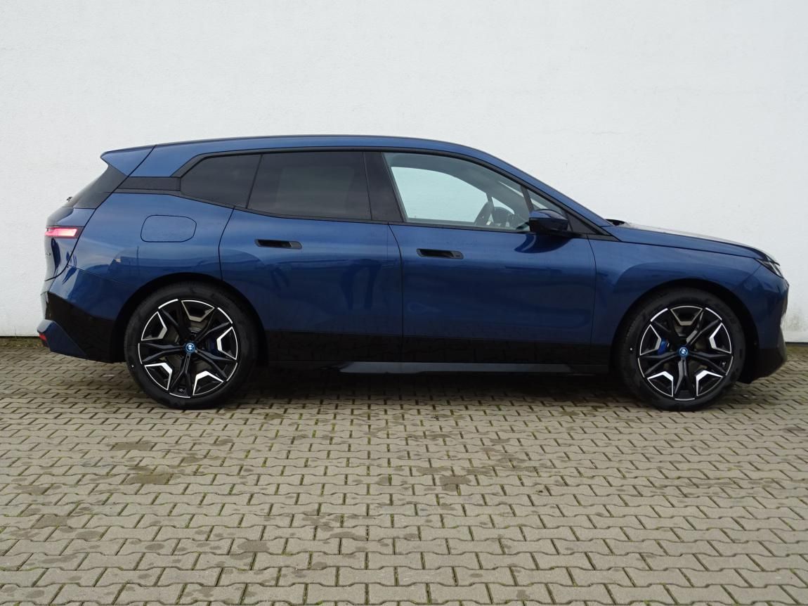 BMW iX, xDrive40 - fotka 5