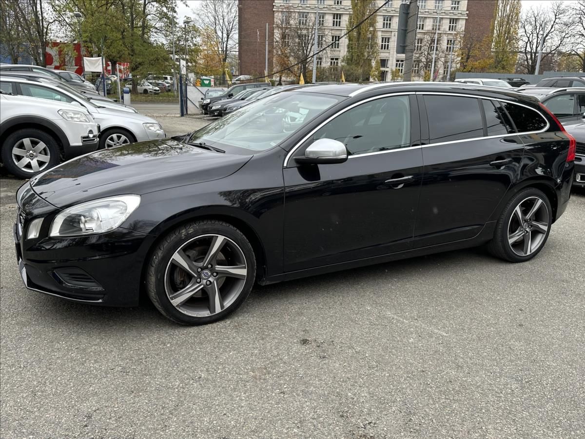 Volvo V60, 2,4 158kw+R.design+manual ! - fotka 3