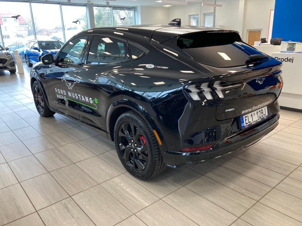 Ford Mustang Mach-E, Premium 351k 99 kWh 5D - fotka 3