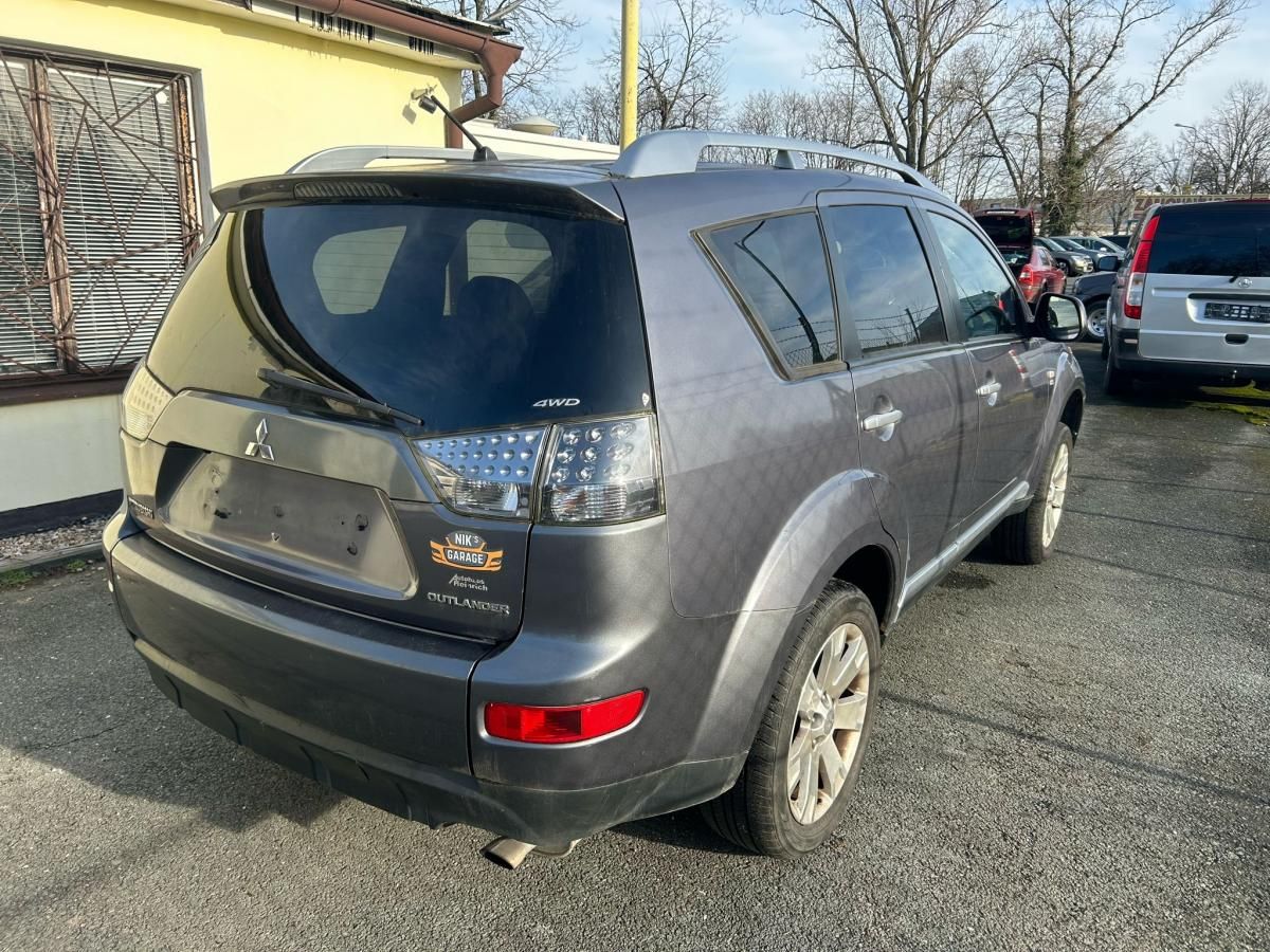 Mitsubishi Outlander, 2.4 4x4 7 míst max. výbava - fotka 6