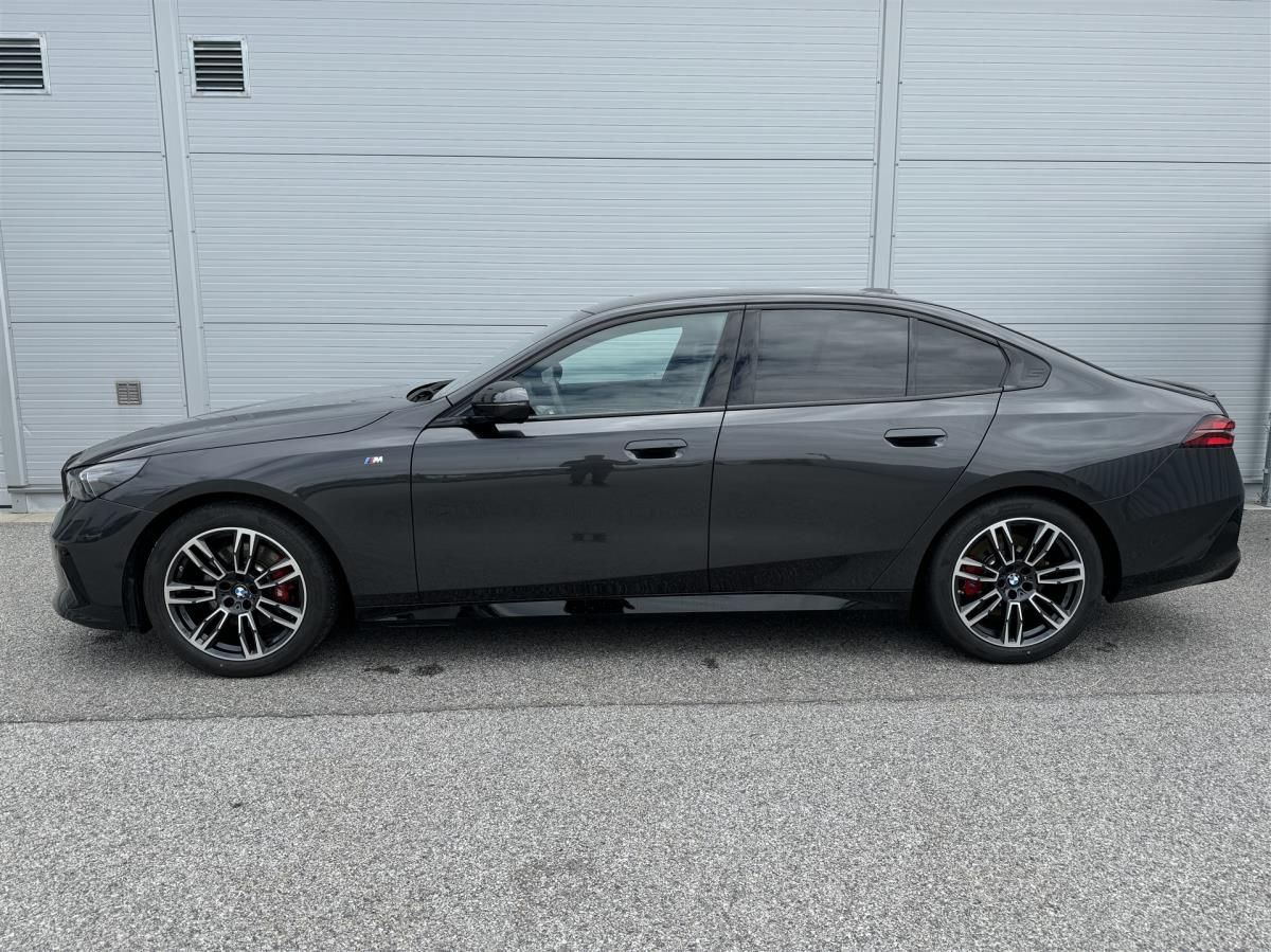 BMW Řada 5, 520d xDrive Sedan - fotka 4