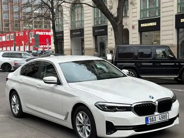 BMW Řada 5, 520i sedan